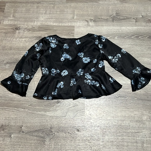 Motel Rocks Vinequa Top In Satin Mono Flower Black - Picture 13 of 14